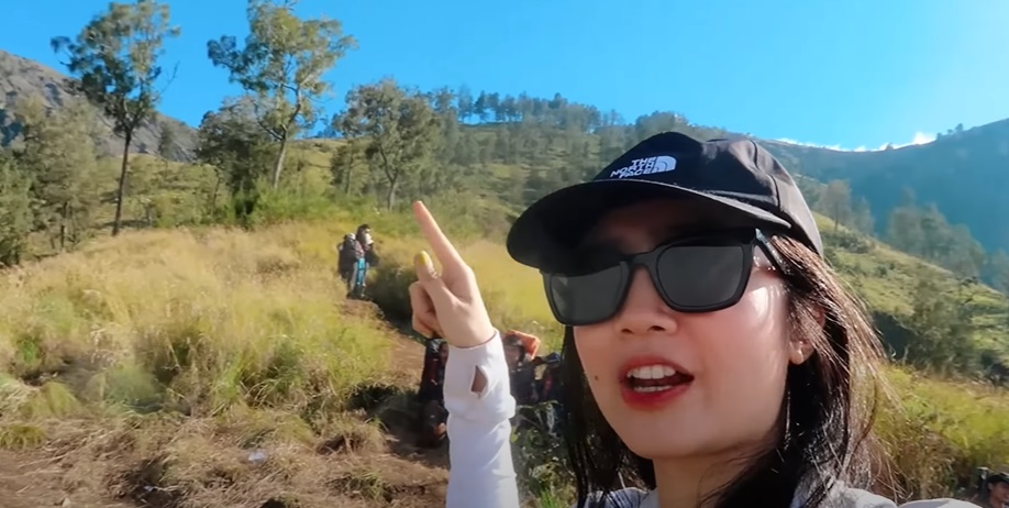 8 Potret Febby Rastanty Pertama Kali Mendaki Gunung Rinjani Lewati 7