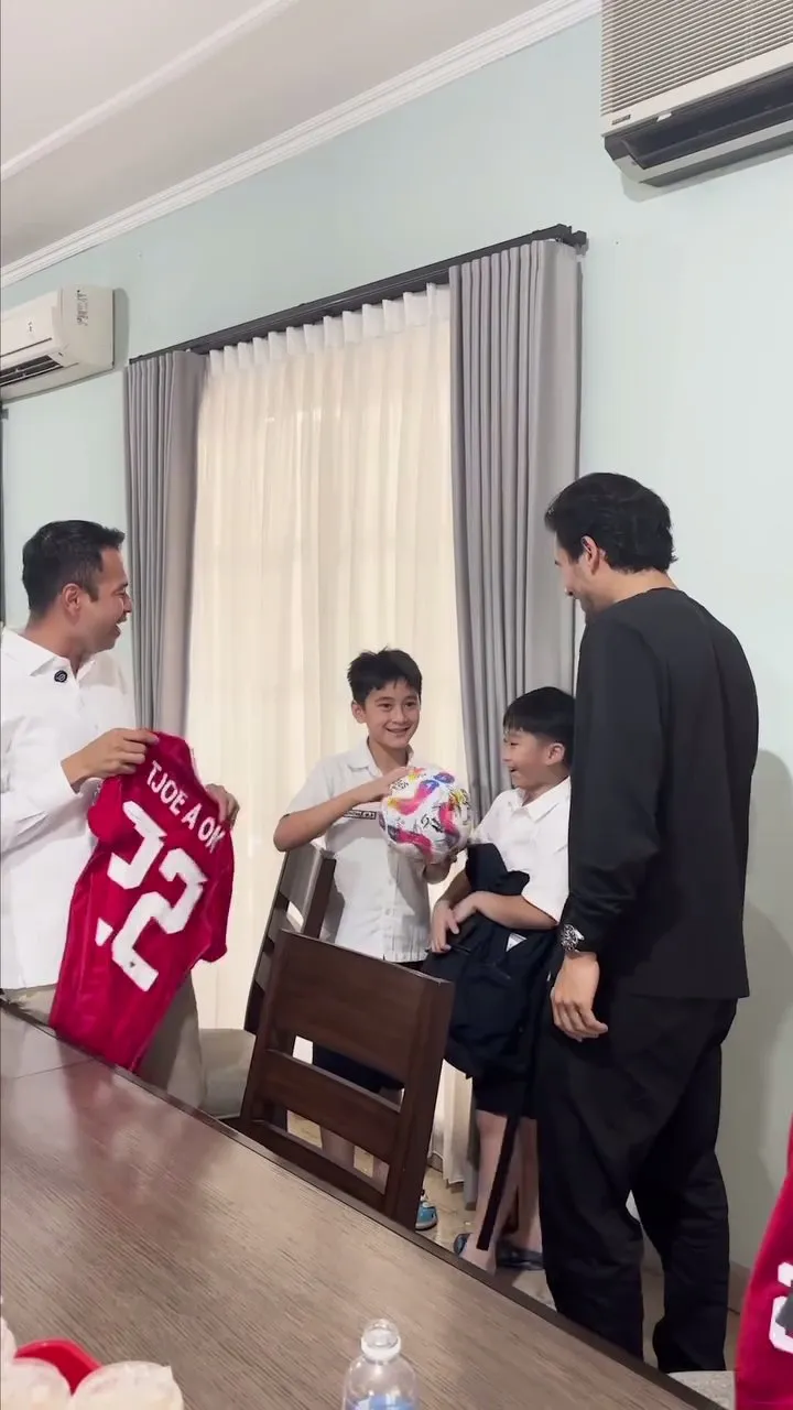 Dapat Hadiah Nathan Tjoe-A-On