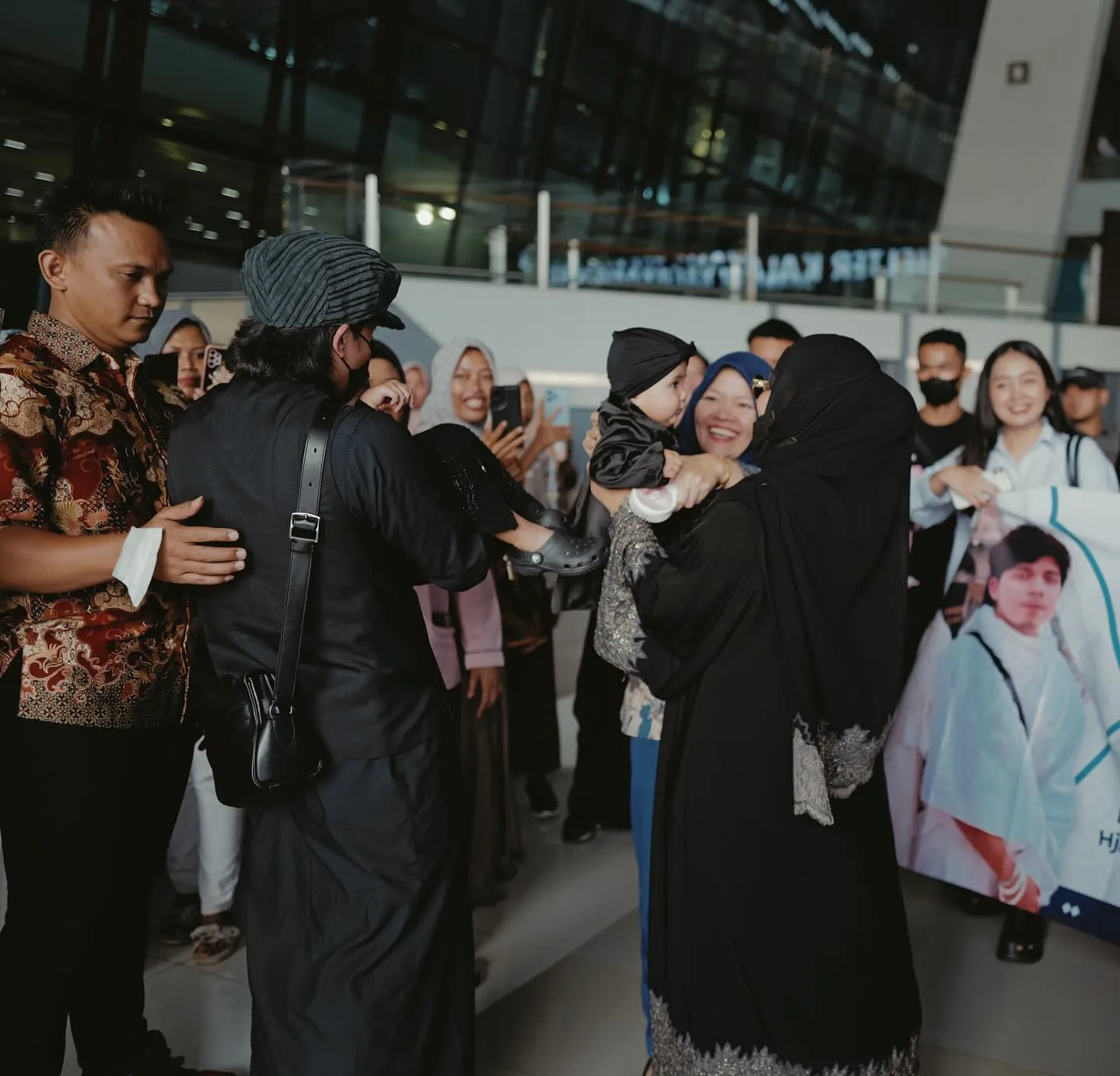 Potret Ameena digendong Atta Halilintar (credit: Instagram.com/attahalilintar/)