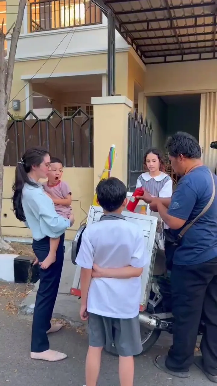 Potret anak-anak Arumi Bachsin jajan bakso (credit: Instagram.com/arumibachsin_94/)