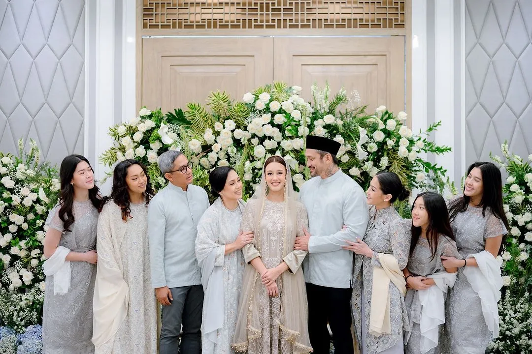 Potret keempat anak Tora Sudiro dampingi kakak di pengajian jelang pernikahan (credit: Instagram.com/t_orasudi_ro/@deaantys)