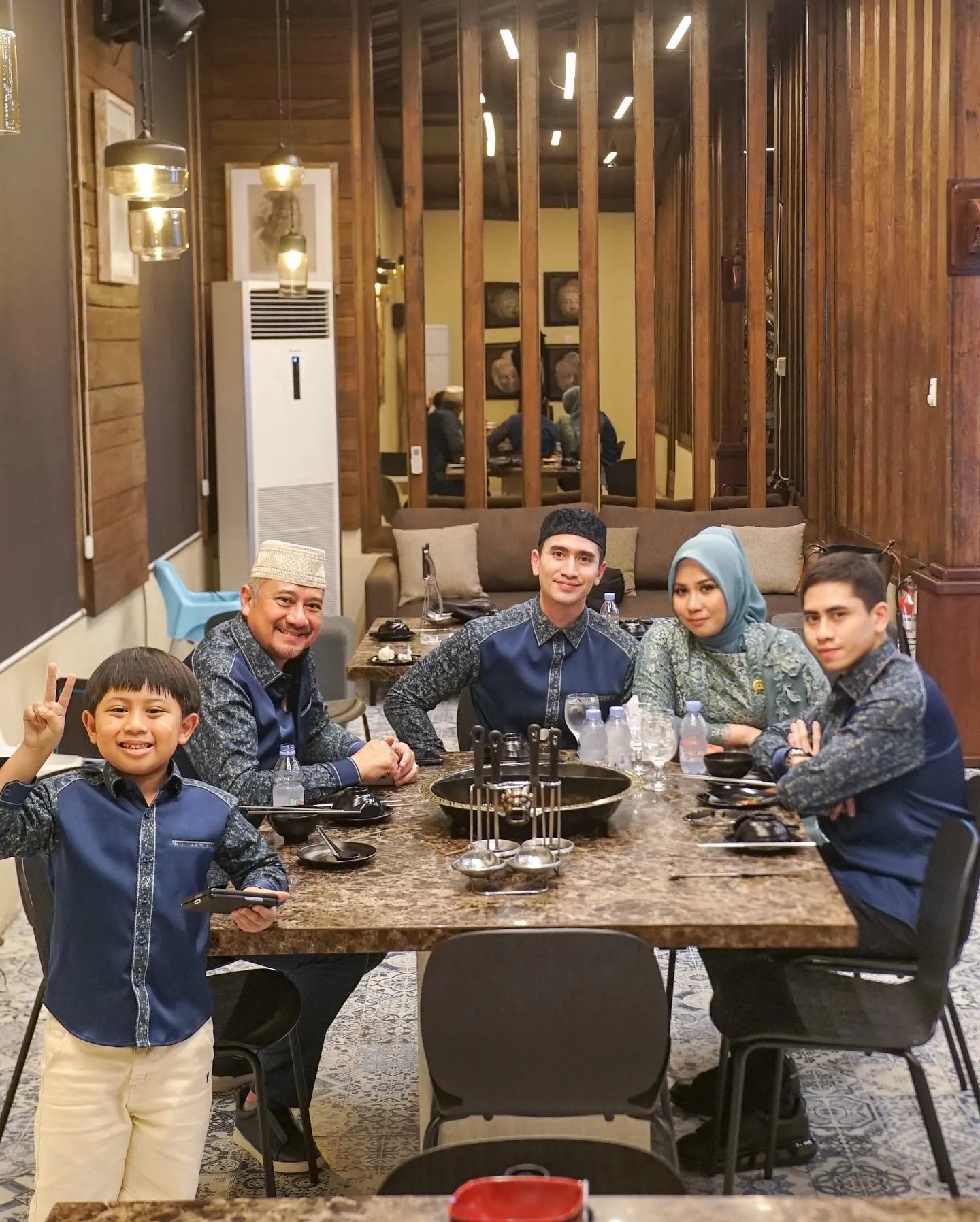 Potret ibu sambung Verrell Bramasta dapat support anak sambung (credit: Instagram.com/nyaisarni2/)
