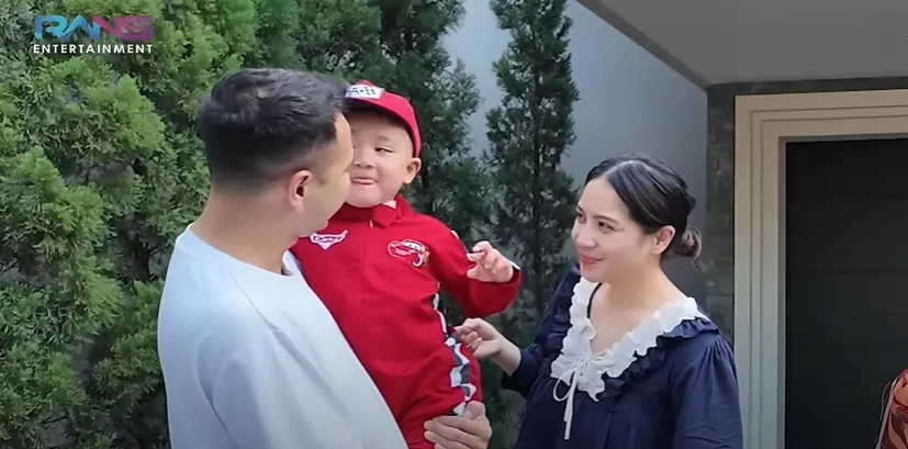 Potret haru Rayyanza terima kado (credit: Youtube.com/Rans Entertainment)