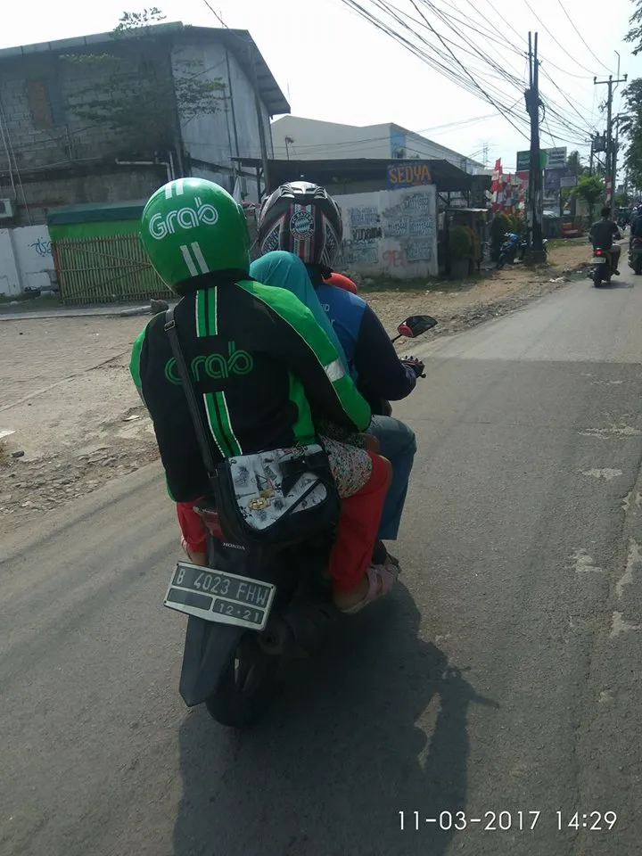 Driver ojek yang justru dibonceng penumpang karena tidak hafal jalan © Facebook.com/Baru Wicaksono