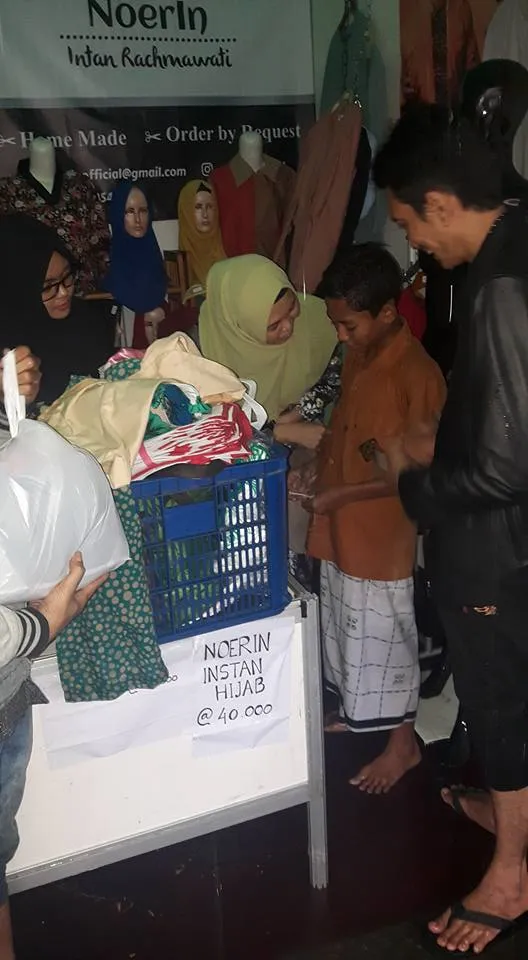 Seorang santri Tebuireng rela menyisihkan uang sakunya untuk membelikan sang Ibu busana meski uangnya masih kurang © Facebook.com/Intan Mitra Konveksi