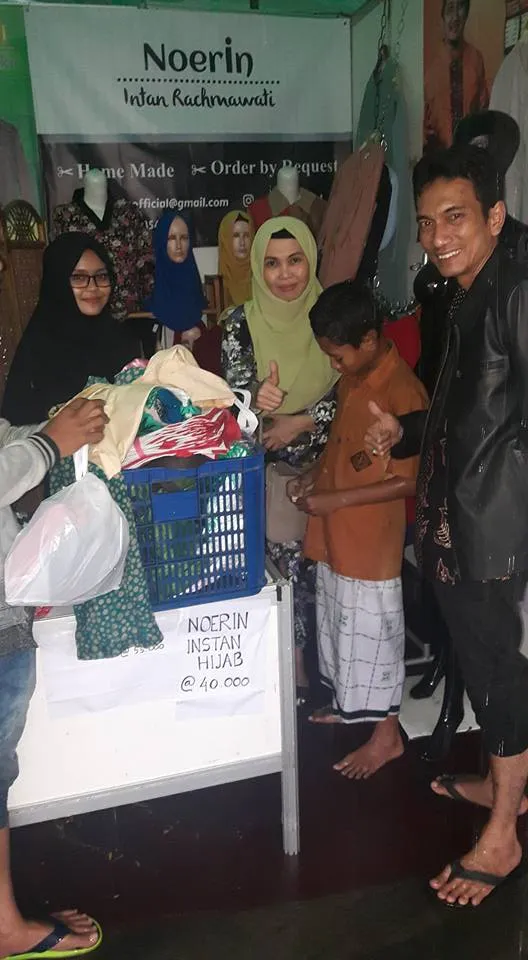 Mulanya si anak ingin membelikan baju seharga Rp 200.000 karena uangnya kurangnya dia akhirnya membeli busana dengan harga lebih murah © Facebook.com/Intan Mitra Konveksi