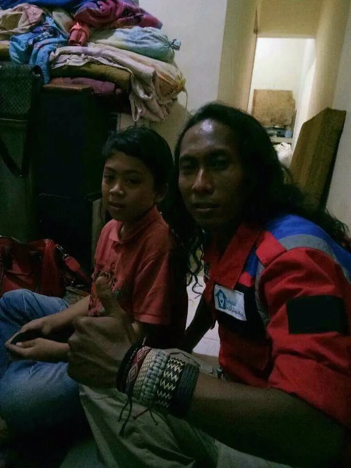 Abil bersama seorang wakil relawan yang mengunjungi dirinya © twitter.com/SekolahRelawan