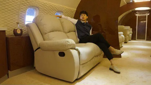 Jang Woo Hyuk memposting fotonya di dalam sebuah jet pribadi @soompi.com
