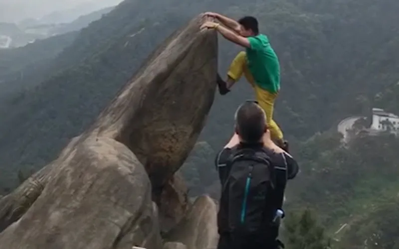 Du, free climber profesional yang lakukan aksi ekstrem berakibat hampir kehilangan nyawa © elitereaders.com
