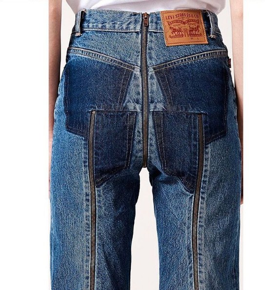 Celana jeans Vetement yang memasang resleting tepat di pantat © istimewa
