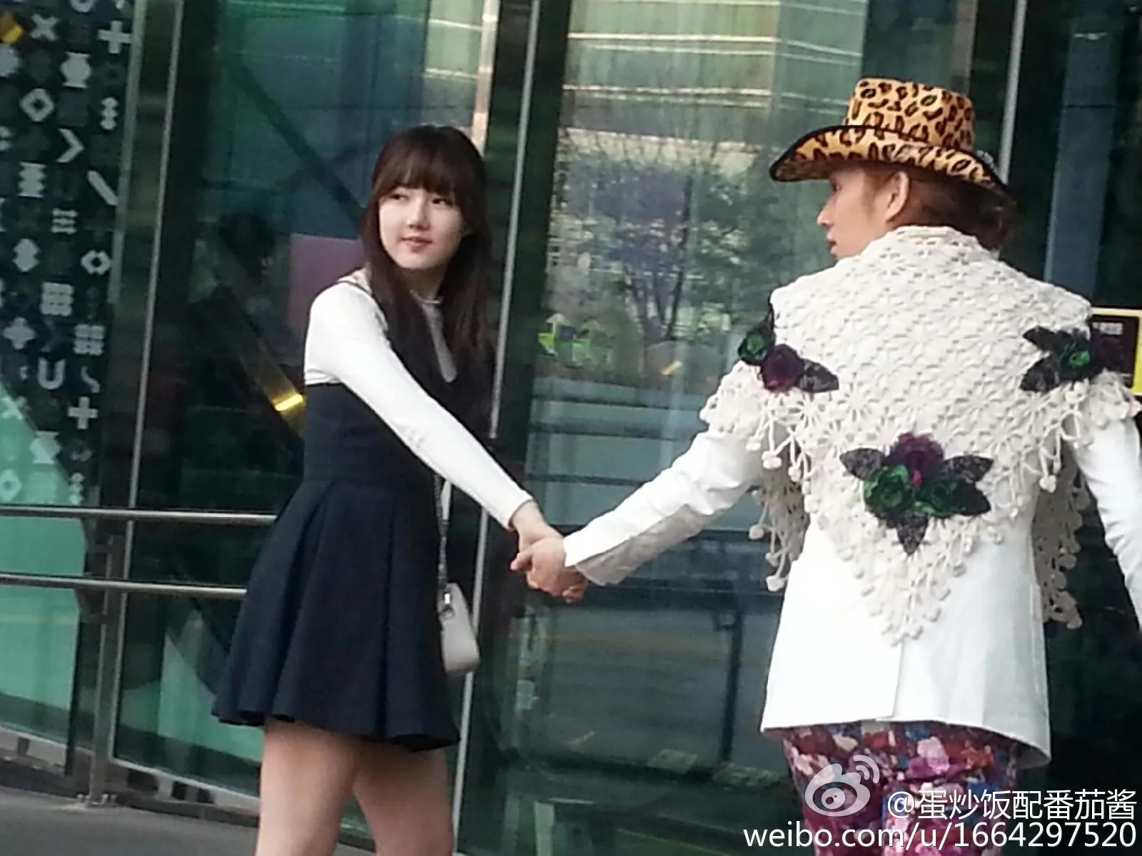 Heechul bergandengan tangan dengan Yerin © as tagged