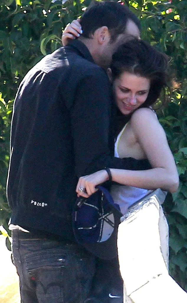 Foto perselingkuhan Rupert Sanders dan Kristen Stewart yang sempat menggemparkan publik pada tahun 2012 © eonline.com