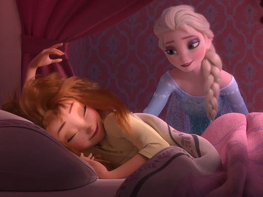 Elsa ketika membangunkan Ana yang sedang tidur © Disney