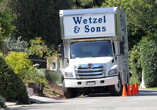 Truk barang keluar dari rumah Jennifer Garner dan Ben Affleck © Fameflynet