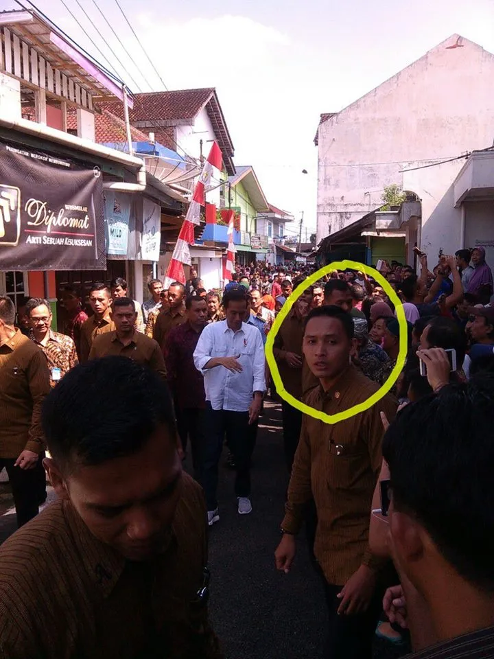 Seorang pengguna Facebook mengeluh karena tidak diperlakukan dengan baik oleh Paspampres Jokowi © Facebook.com/Eka Prasetya Hadi