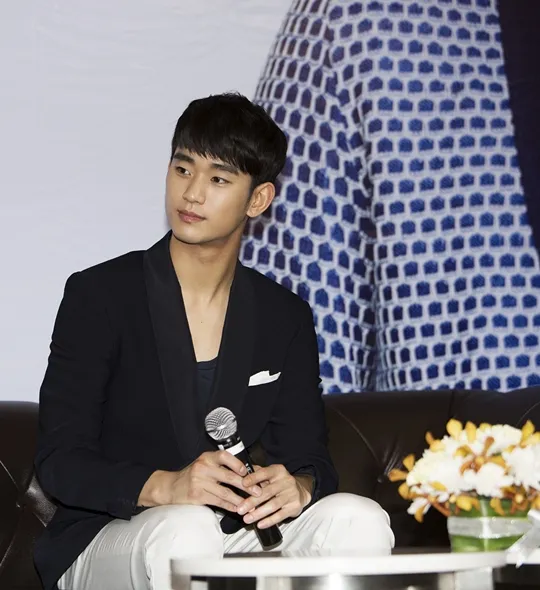 Kim Soo Hyun saat prescon di China @mwave.interest.me