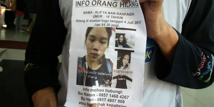 Gadis ini mengenakan kaos lengan panjang dan celana jins saat menghilang © merdeka.com