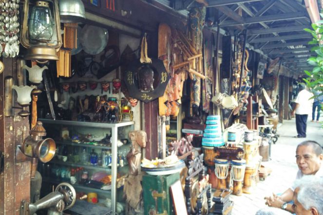 Jalan Surabaya menjual sejumlah barang antik.