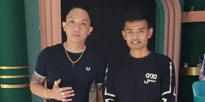 Sultan Akhyar (kanan) yang viral karena konten Tiktok mandi lumpur. (credit: Facebook Sultan Intan via Dream.co.id)