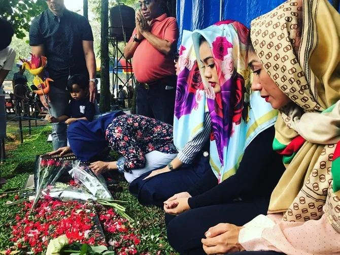 Sri Wulansih tak dapat menyimpan kesedihan di atas pusara sang anak. instagram.com/juliaperrezz