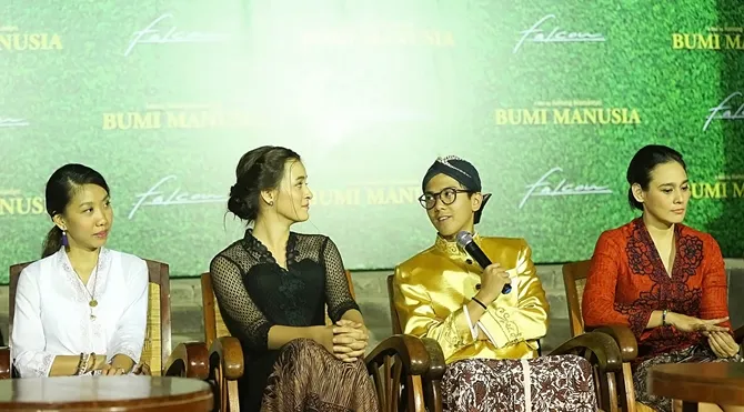 Iqbaal bersama para cast BUMI MANUSIA. © KapanLagi.com/Bintang.com