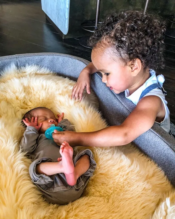 Luna yang ingin ikut mengasuh Baby Miles. © Instagram.com/chrissyteigen