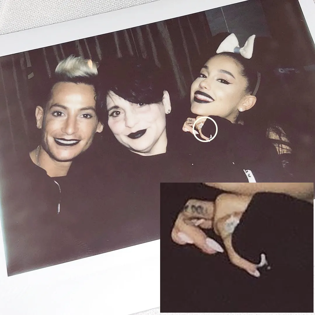 Cincin berlian di jari Ariana ini diindikasi dari Pete. (instagram.com/frankiejgrande)