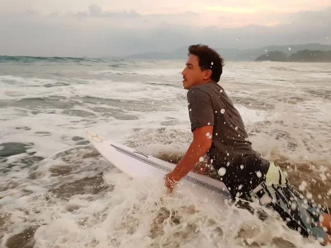Pria macho ini gemar diving dan surfing. © Instagram.com/HamishDW