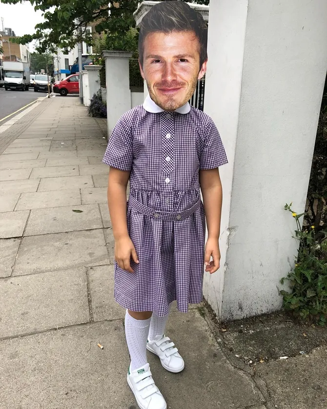 Harper kenakan topeng sang ayah saat ke sekolah.© Instagram.com/victoriabeckham