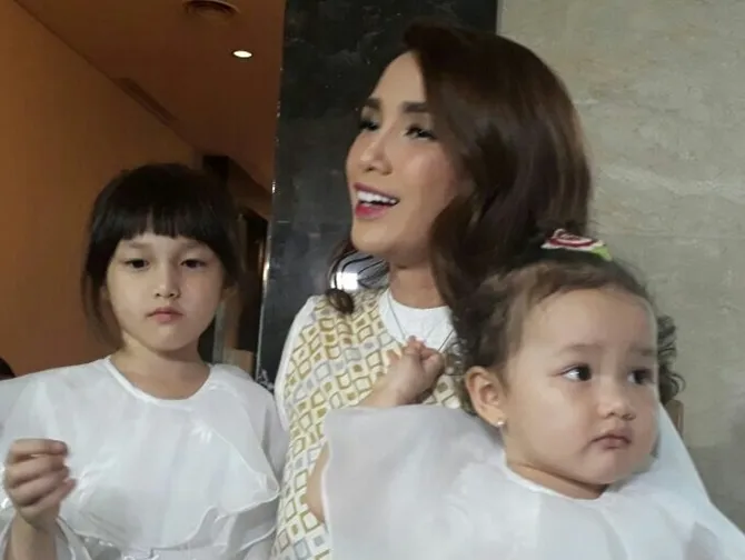 Elea, Ussy, dan Sheva di acara Wakaf Quran. © KapanLagi.com/Abbas Adi