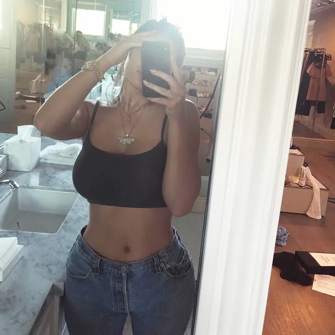 KLovers bisa melihat sisi manusiawi Kylie dengan kamarnya yang berantakan. © Instagram.com/kyliejenner