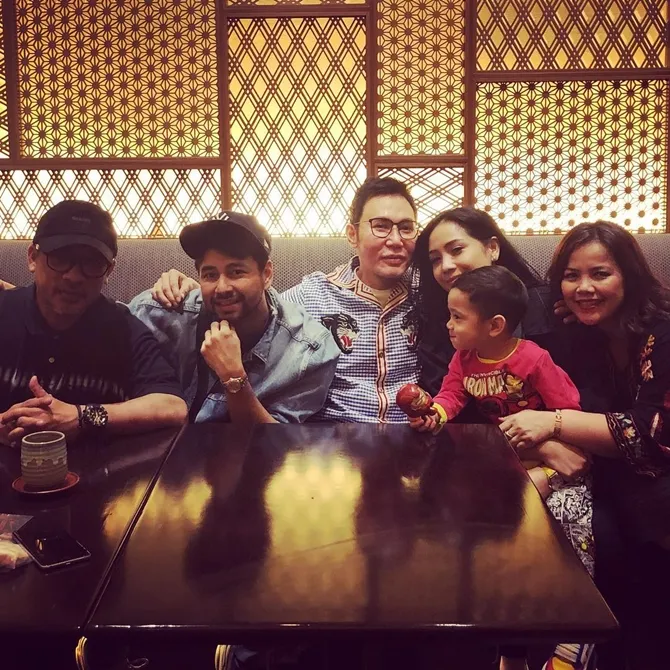 Kebersamaan Raffi, Gigi, Rafathar, dan Otis. © Instagram.com/otis__hahijary