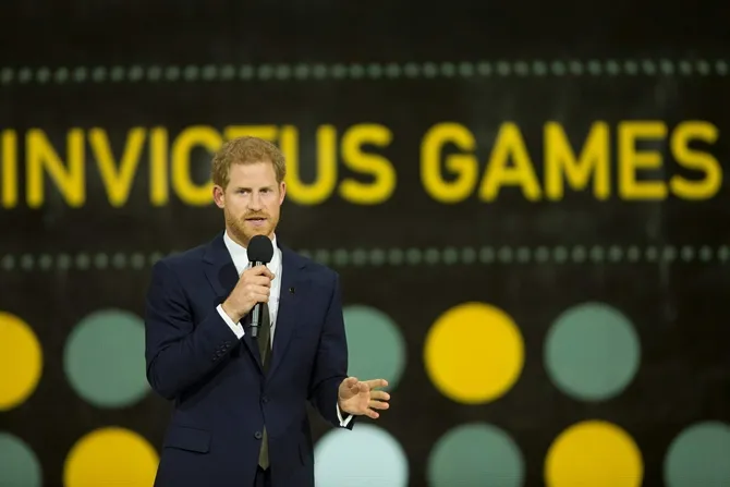 Pangeran Harry lebih dekat dengan rakyat setelah perjalanan sosial keliling dunianya. © AFP