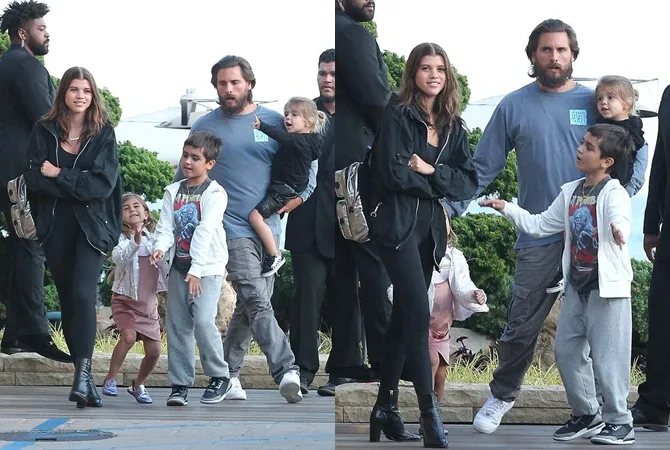 Makin akrab, Scott dan Sofia sudah kaya keluarga bahagia ya? © BACKGRID via dailymail.co.uk