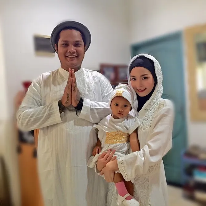Keluarga kecil Virgoun dan Inara yang bahagia. © instagram.com/starlaidola