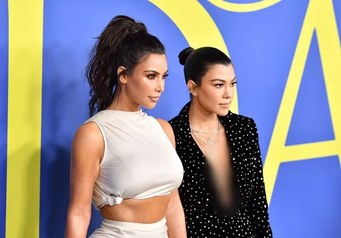 Kim Kardashian ditemani sang kakak, Kourtney Kardashian. © AFP
