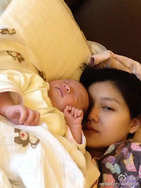 Barbie Hsu memamerkan selfie terbarunya bersama sang buah hati, Wang Xiyue @xin.msn.com