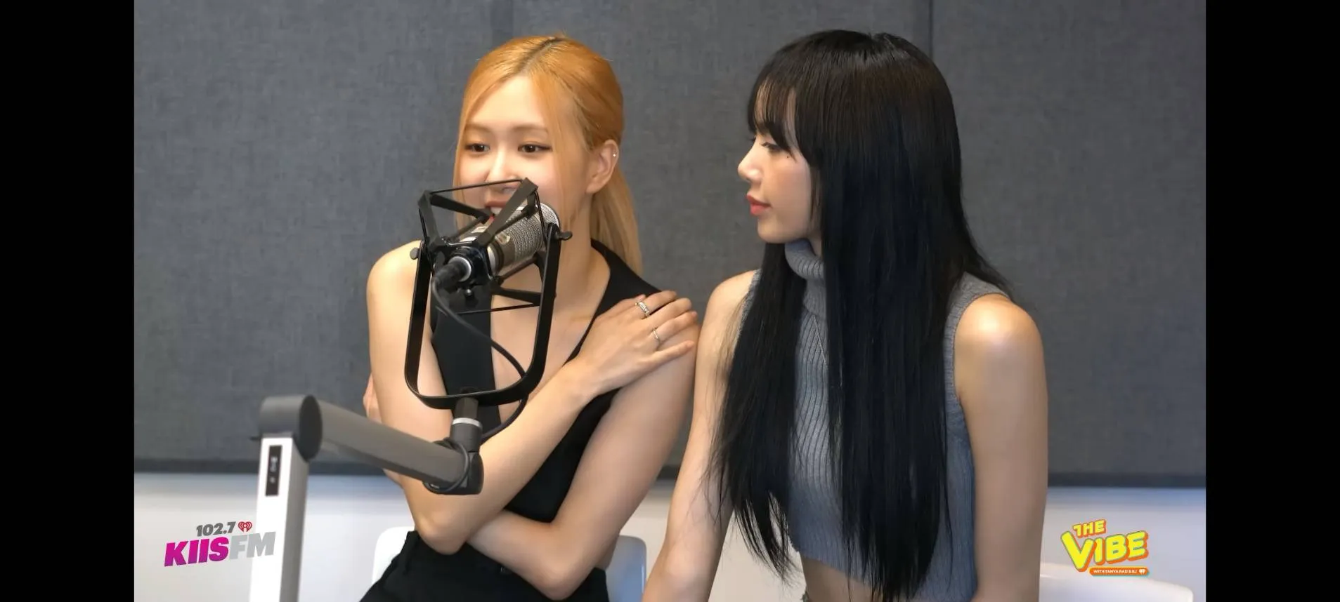 Interview BLACKPINK with EJ (credit: youtube.com/102.7KIISFM)