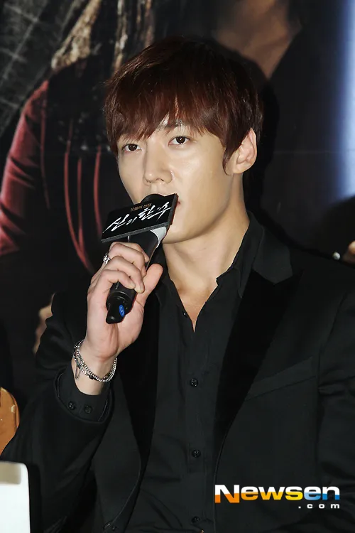 Choi Jinhyuk saat menghadiri prescon GOD'S TRICK @mwave.interest.me