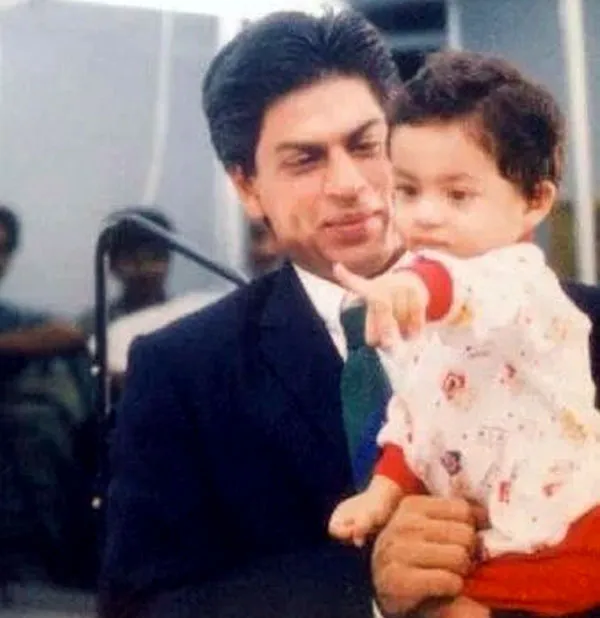 Inilah foto SRK saat berusia 35 tahun tengah menggendong Aryan Khan © Bollywood Life