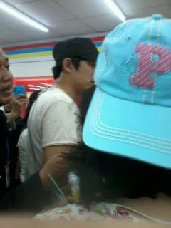 Prince Manager tampil simple dengan topi hitam dan kaos putih. ©rzm