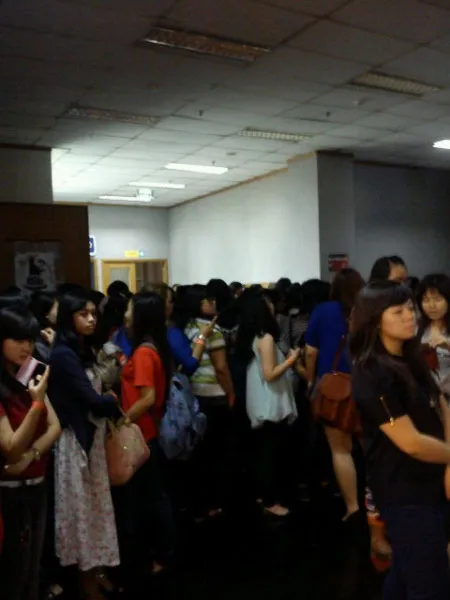 Antrian Hottest di event Hi-5 Jumat (7/12) ©Twitter @Chansung_ID