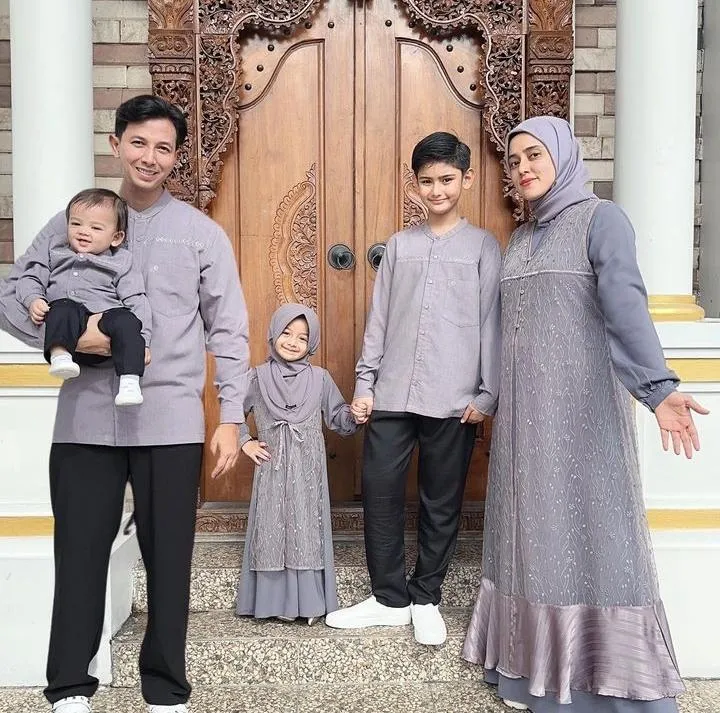 Potret Keluarga Fairuz A Rafiq Pakai Outfit Religi Senada / Credit Foto: instagram.com/sonnyseptian - fairuzarafiq