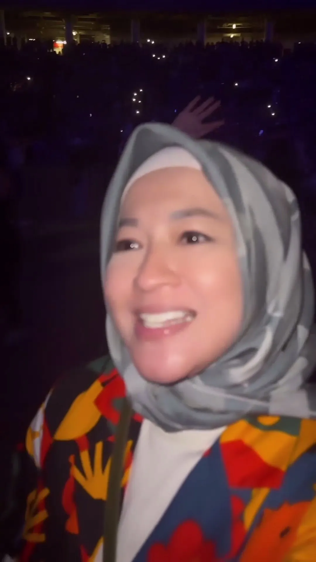 Potret Okie Agustina cari tempat agak longgar saat nonton konser (credit: Instagram.com/okieagustina_)