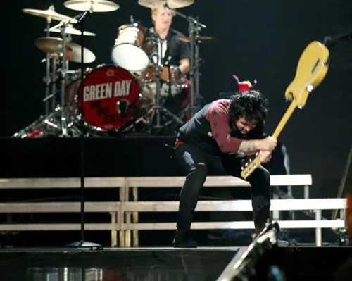 Peristiwa epic yang langsung menjadi pembicaraan dan membuat Billy Joe Armstrong harus direhabilitasi @examiner.com