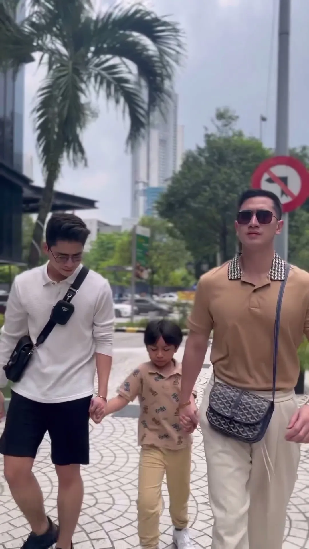 Momen kompak Verrell Bramasta dan adik-adiknya (credit: Instagram.com/athallanaufal7/)