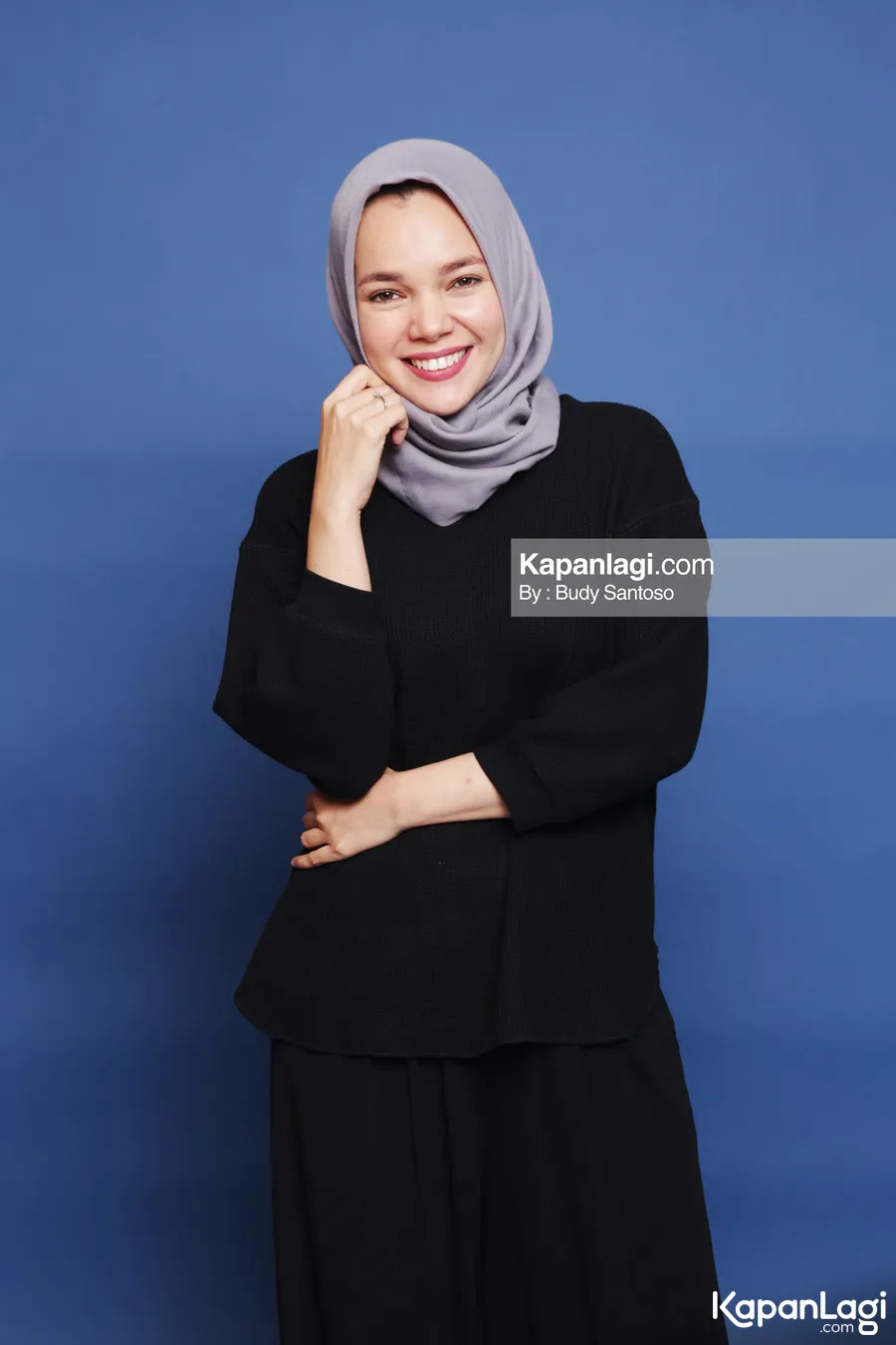Dewi suka nyapa reporter duluan © KapanLagi.com®