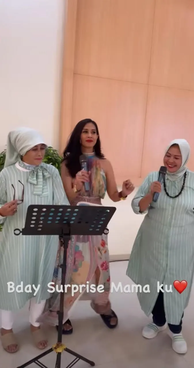 Diah Permatasari dan Mama Karaoke Bareng (credit: instagram/dps_diahpermatasari)