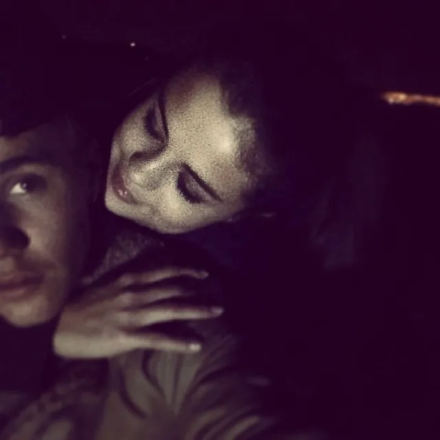 Selena memeluk mesra Justin Bieber. ©Instagram / justinbieber