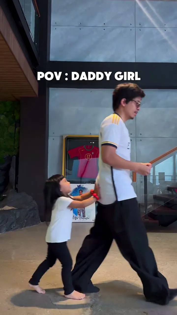 Aksi random Ameena anak Aurel Hermansyah dan Atta Halilintar (credit: Instagram.com/attahalilintar/)